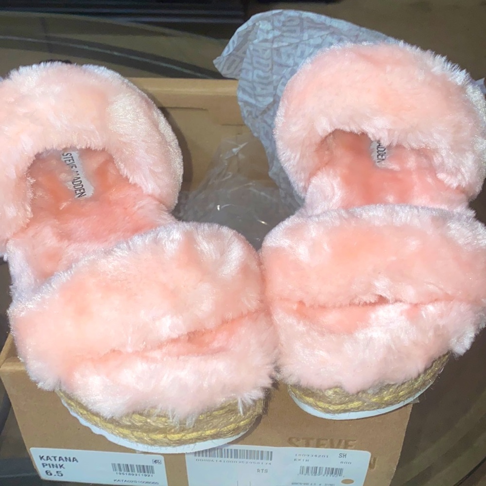 Brand new never worn in box Steve Madden Katana Pink Slippers. Size 6.5.